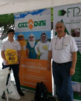 Guayaquil, Ecuador. Predio de Universidad Católica. Charlas técnicas y feria al aire libre.