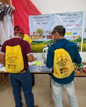 Nuestras mochilas ecológias repletas de folletos y proyectos